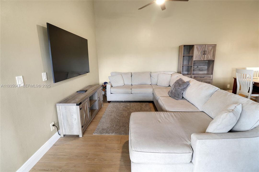 For Sale: $330,000 (2 beds, 2 baths, 1125 Square Feet)