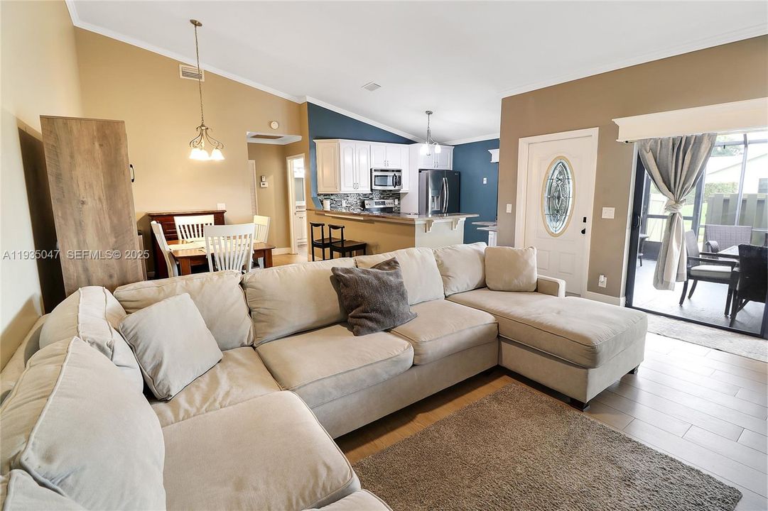 For Sale: $330,000 (2 beds, 2 baths, 1125 Square Feet)