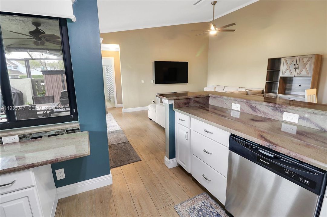 For Sale: $330,000 (2 beds, 2 baths, 1125 Square Feet)