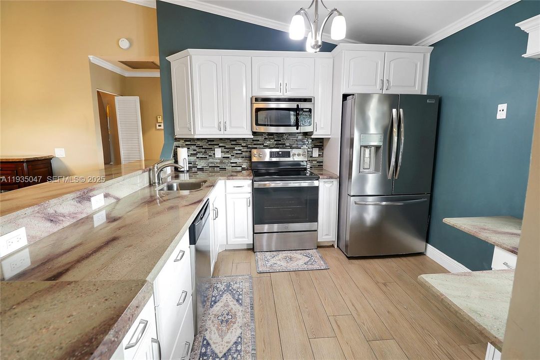 For Sale: $330,000 (2 beds, 2 baths, 1125 Square Feet)