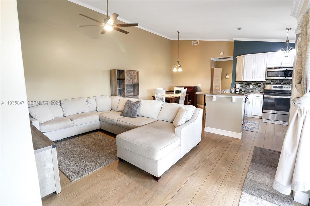 For Sale: $330,000 (2 beds, 2 baths, 1125 Square Feet)