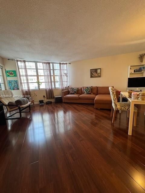 For Rent: $1,700 (1 beds, 1 baths, 775 Square Feet)