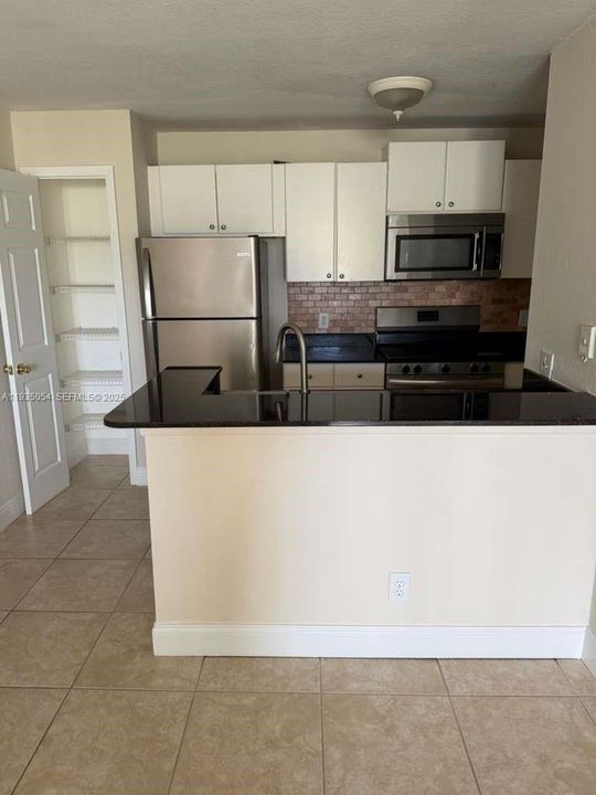 For Rent: $2,250 (1 beds, 1 baths, 636 Square Feet)