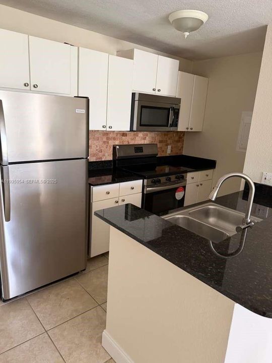 For Rent: $2,250 (1 beds, 1 baths, 636 Square Feet)