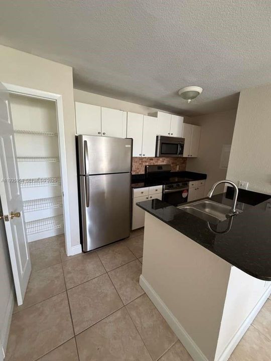 For Rent: $2,250 (1 beds, 1 baths, 636 Square Feet)