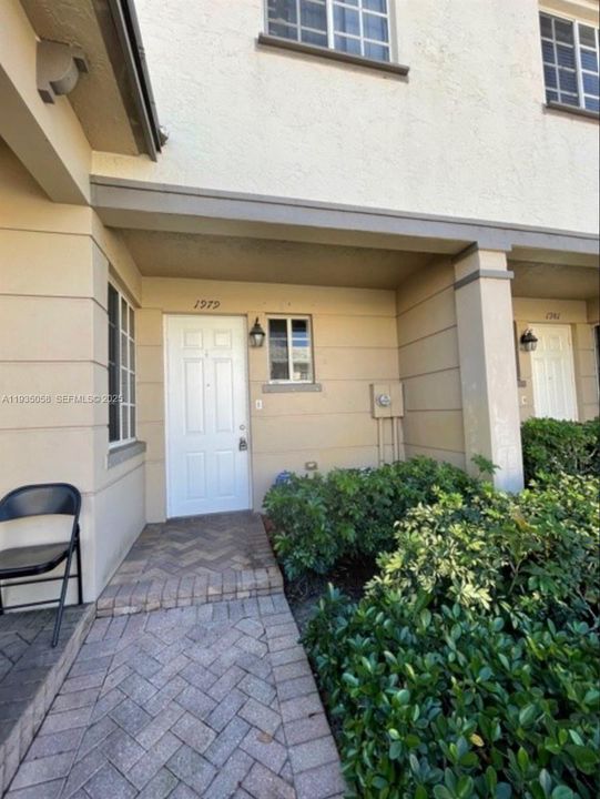 For Rent: $1,750 (2 beds, 2 baths, 837 Square Feet)