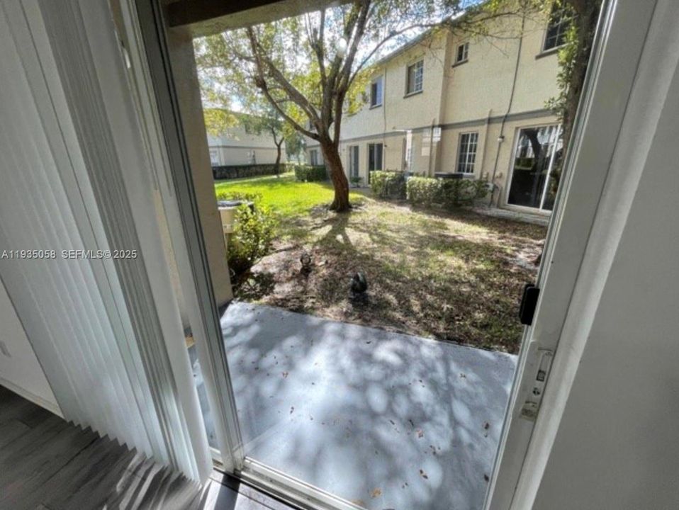 For Rent: $1,750 (2 beds, 2 baths, 837 Square Feet)