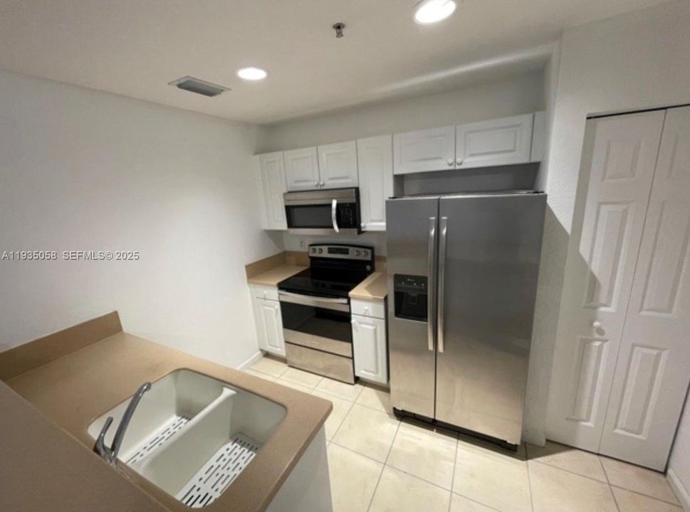 For Rent: $1,750 (2 beds, 2 baths, 837 Square Feet)