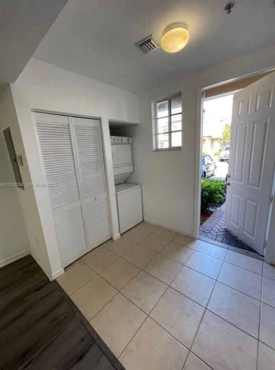 For Rent: $1,750 (2 beds, 2 baths, 837 Square Feet)