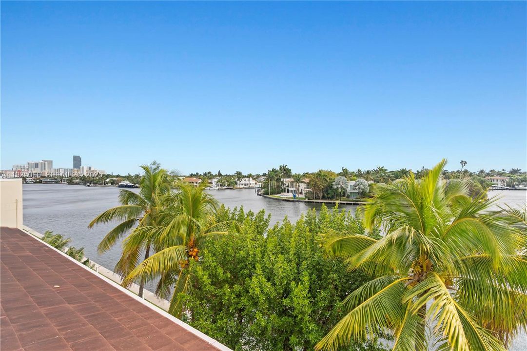 En Venta: $465,000 (2 camas, 2 baños, 1270 Pies cuadrados)