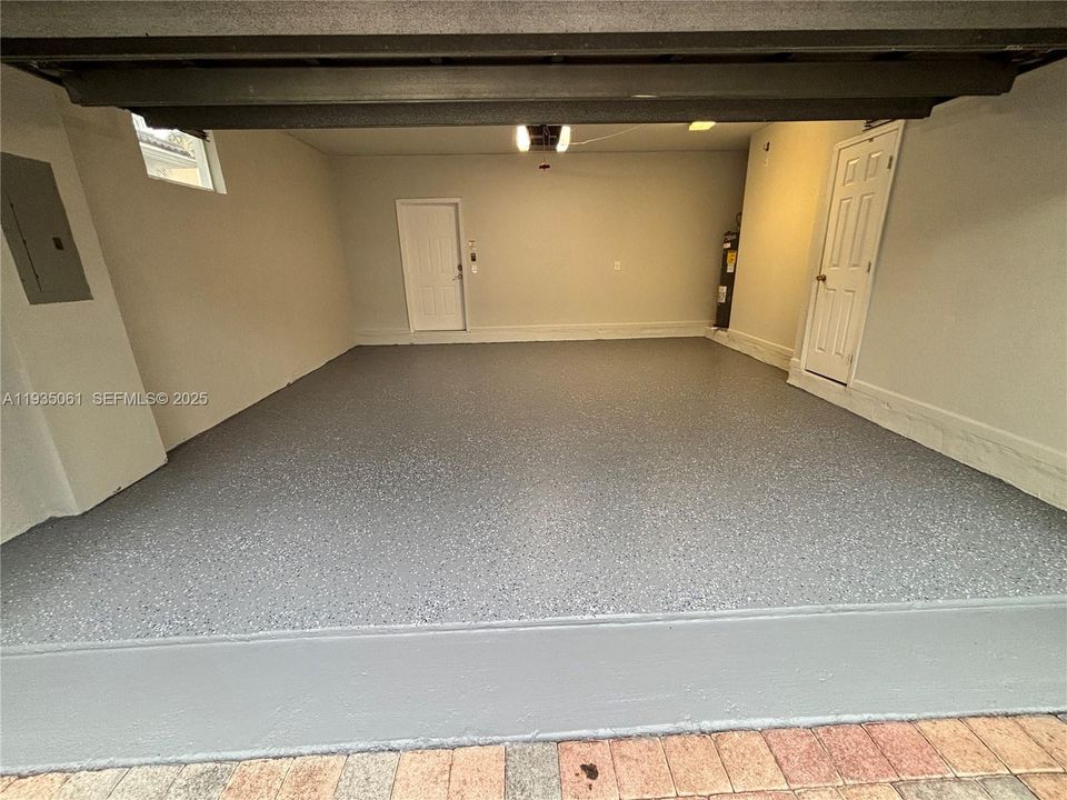 Под контрактом: $559,000 (3 спален, 2 ванн, 1780 Квадратных фут)