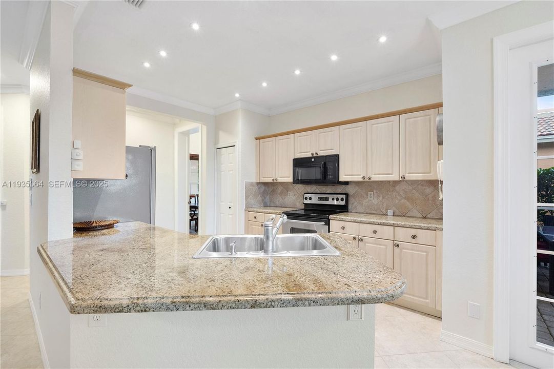 待售: $698,000 (4 贝兹, 3 浴室, 2194 平方英尺)