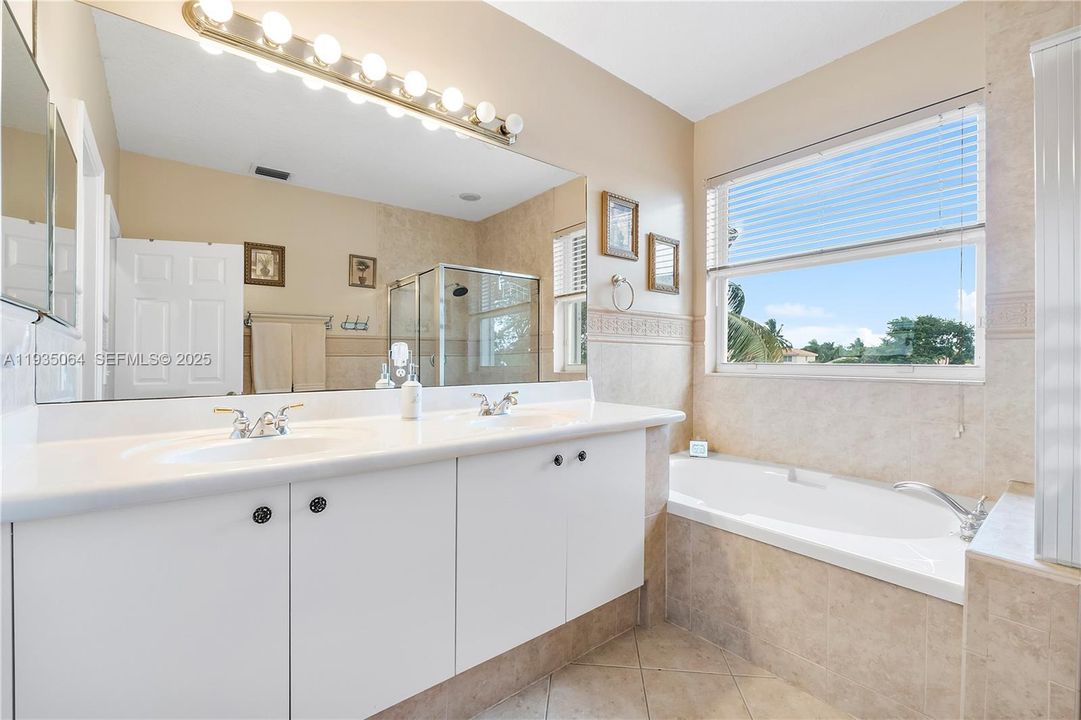 待售: $698,000 (4 贝兹, 3 浴室, 2194 平方英尺)