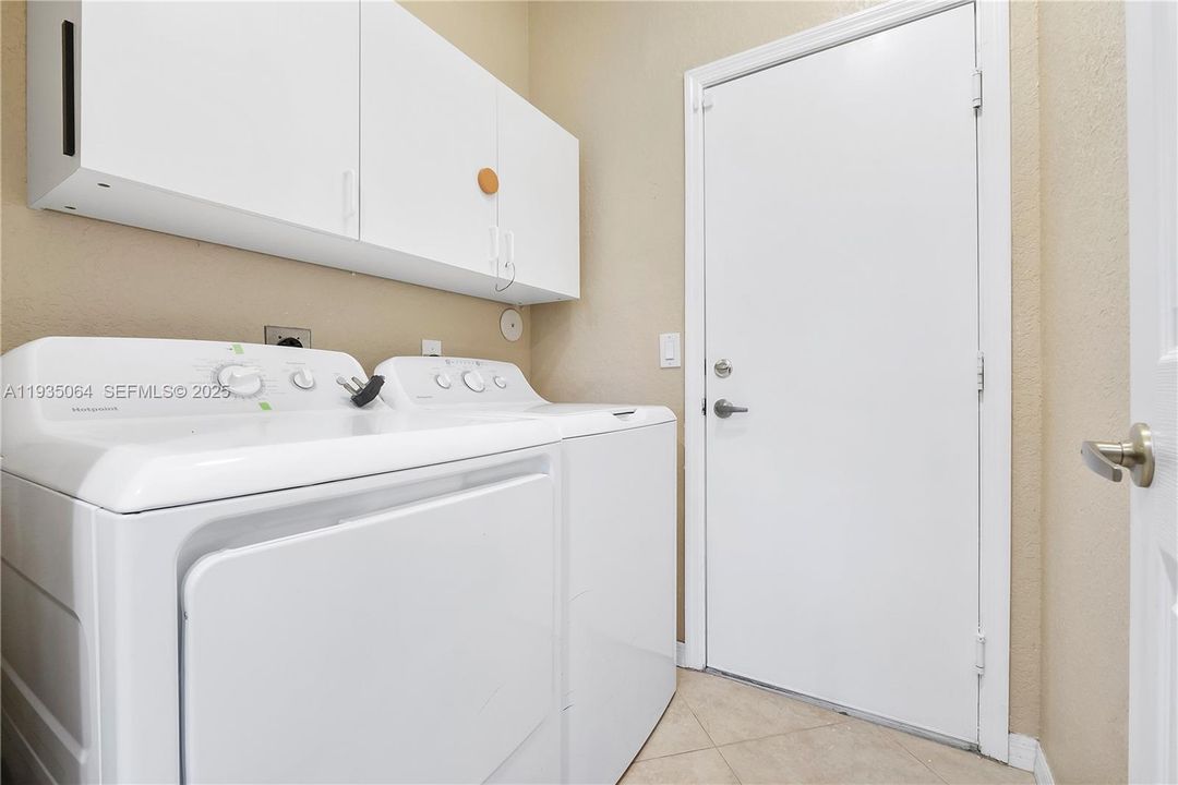 待售: $698,000 (4 贝兹, 3 浴室, 2194 平方英尺)