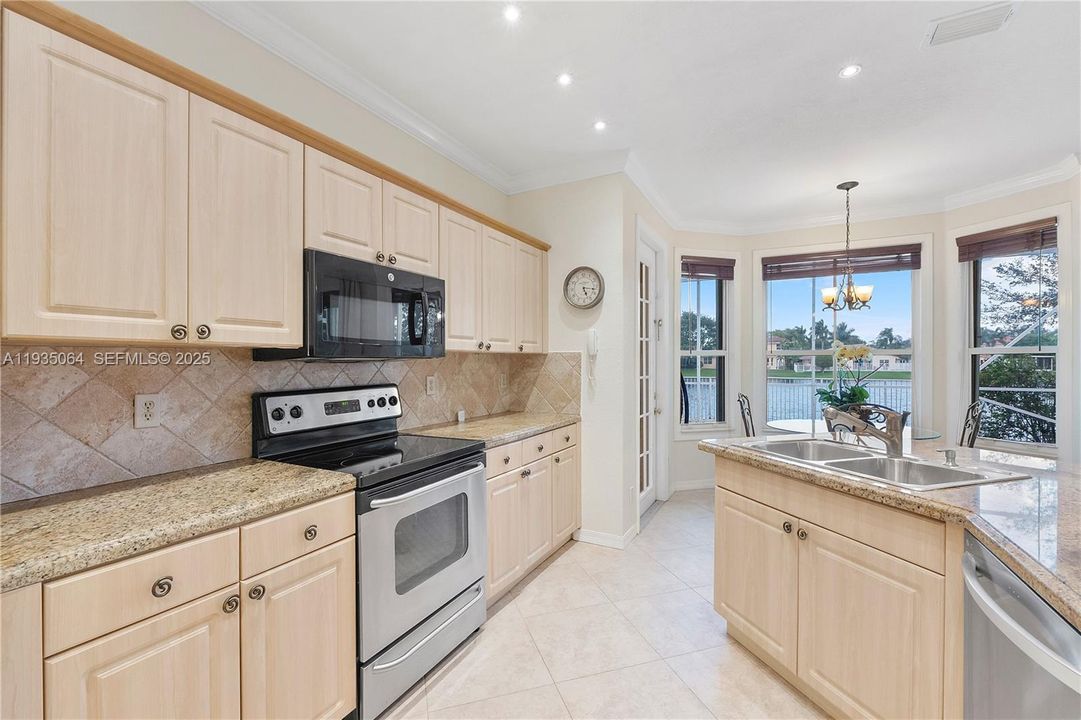 待售: $698,000 (4 贝兹, 3 浴室, 2194 平方英尺)