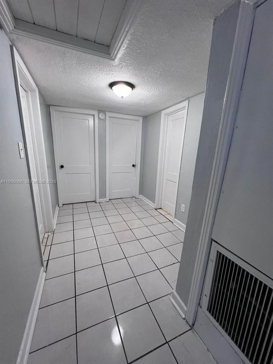 出租: $1,100 (3 贝兹, 1 浴室, 945 平方英尺)