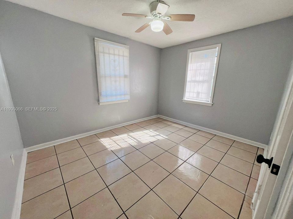 出租: $1,100 (3 贝兹, 1 浴室, 945 平方英尺)