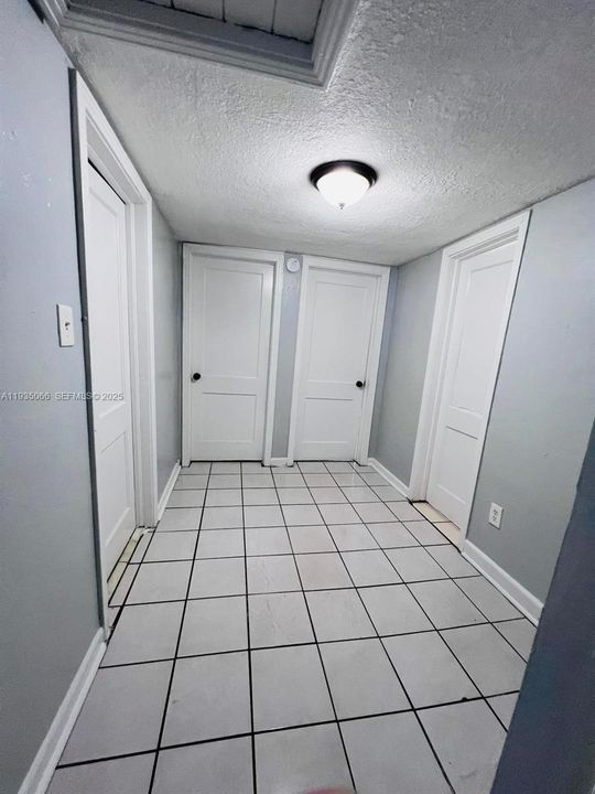 出租: $1,100 (3 贝兹, 1 浴室, 945 平方英尺)