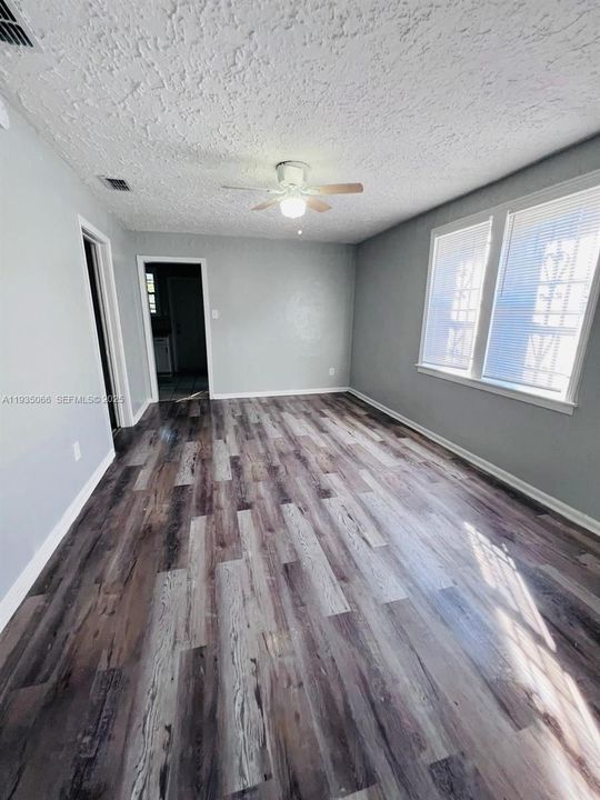 出租: $1,100 (3 贝兹, 1 浴室, 945 平方英尺)