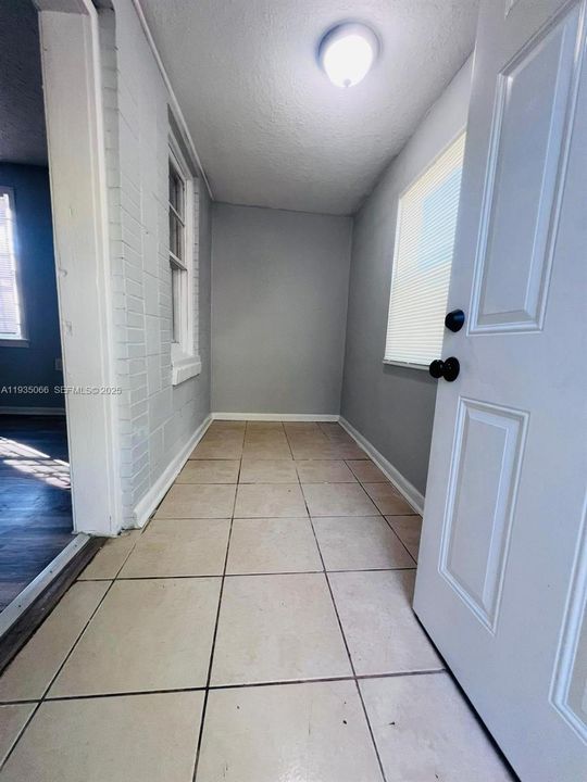 出租: $1,100 (3 贝兹, 1 浴室, 945 平方英尺)