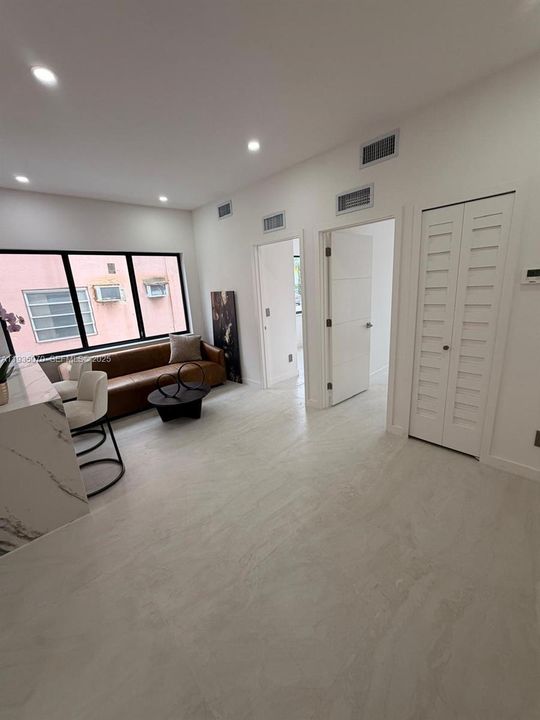 For Rent: $2,500 (2 beds, 1 baths, 735 Square Feet)