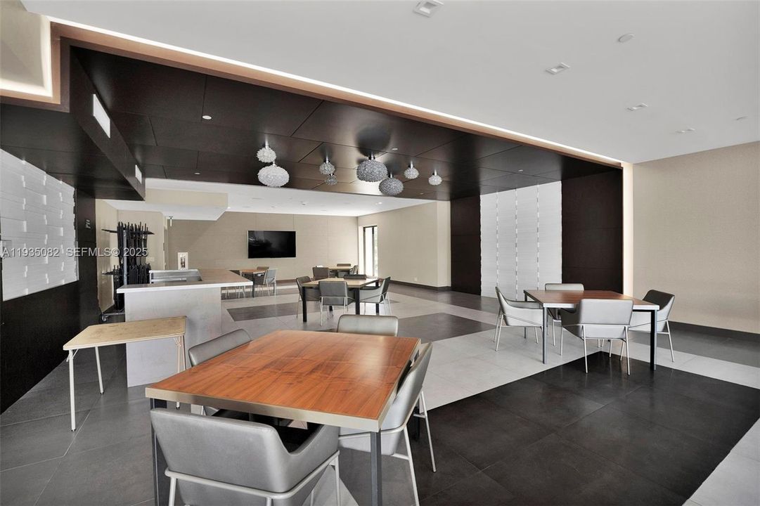 待售: $349,000 (2 贝兹, 2 浴室, 1112 平方英尺)