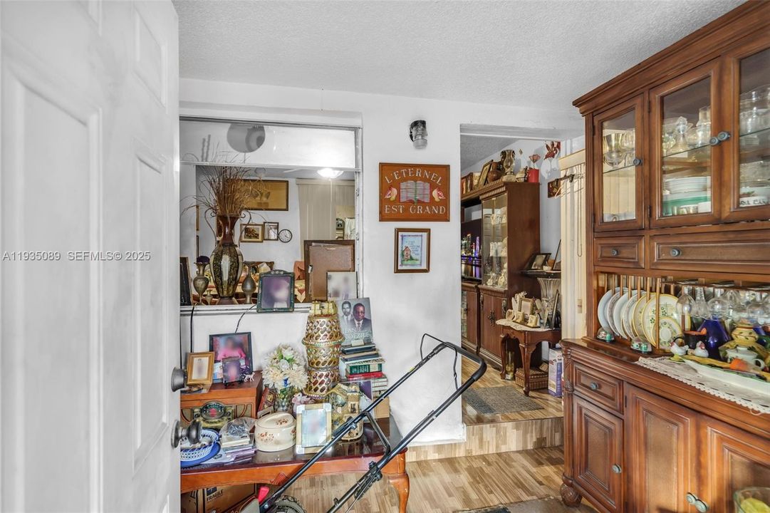 На продажу: $400,000 (2 спален, 1 ванн, 1092 Квадратных фут)