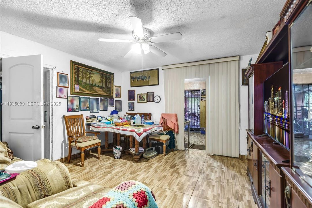 На продажу: $400,000 (2 спален, 1 ванн, 1092 Квадратных фут)