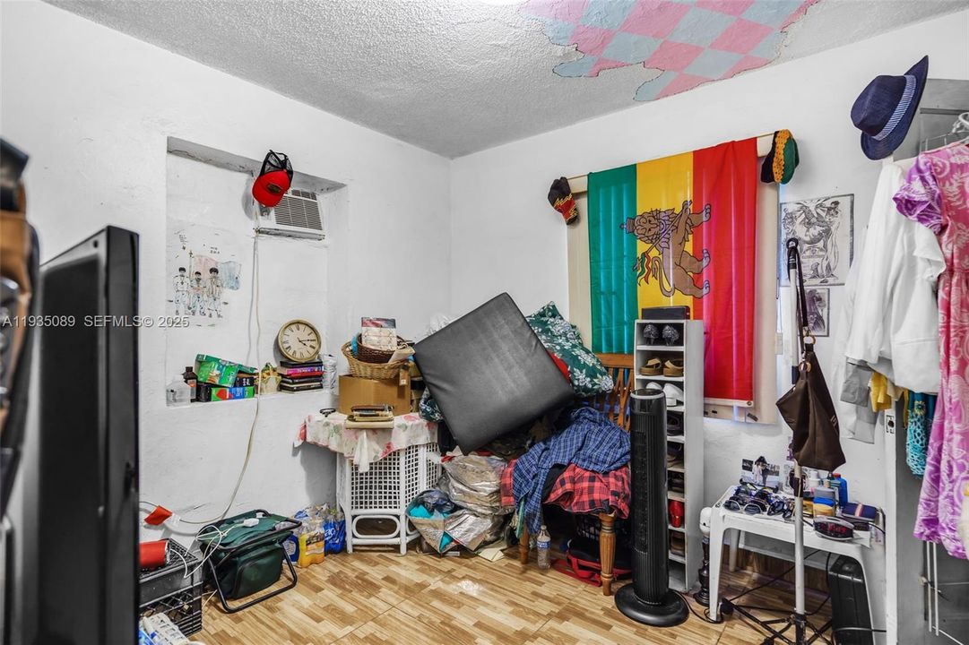 На продажу: $400,000 (2 спален, 1 ванн, 1092 Квадратных фут)