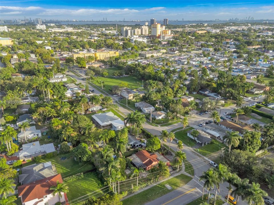 На продажу: $400,000 (2 спален, 1 ванн, 1092 Квадратных фут)