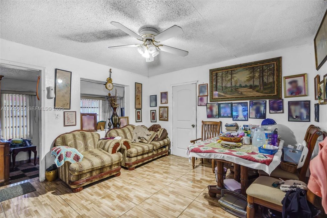 На продажу: $400,000 (2 спален, 1 ванн, 1092 Квадратных фут)