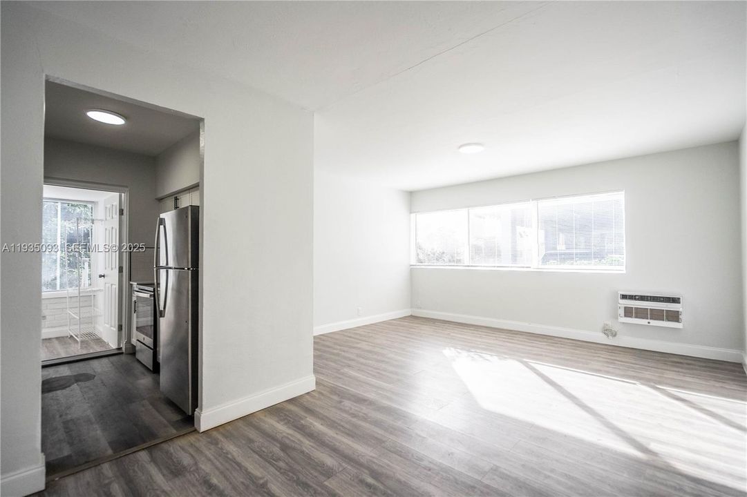 出租: $2,550 (3 贝兹, 1 浴室, 1125 平方英尺)