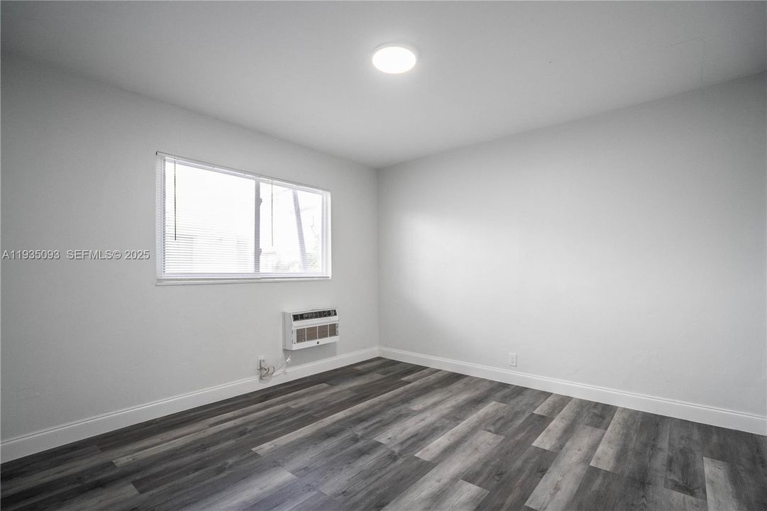 出租: $2,550 (3 贝兹, 1 浴室, 1125 平方英尺)