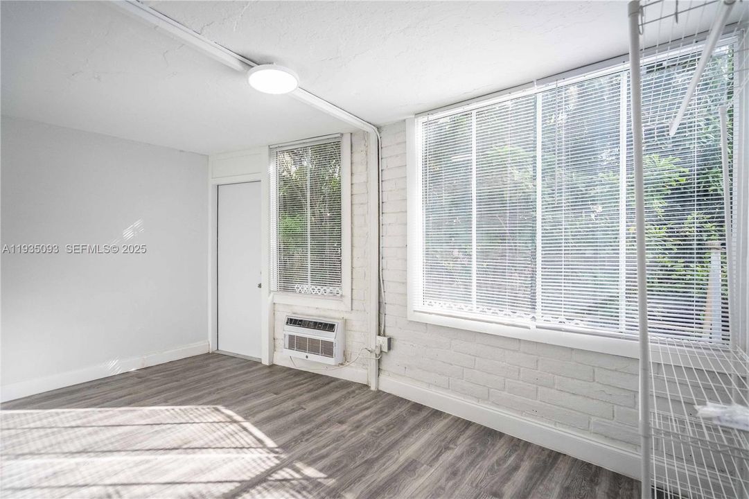 出租: $2,550 (3 贝兹, 1 浴室, 1125 平方英尺)