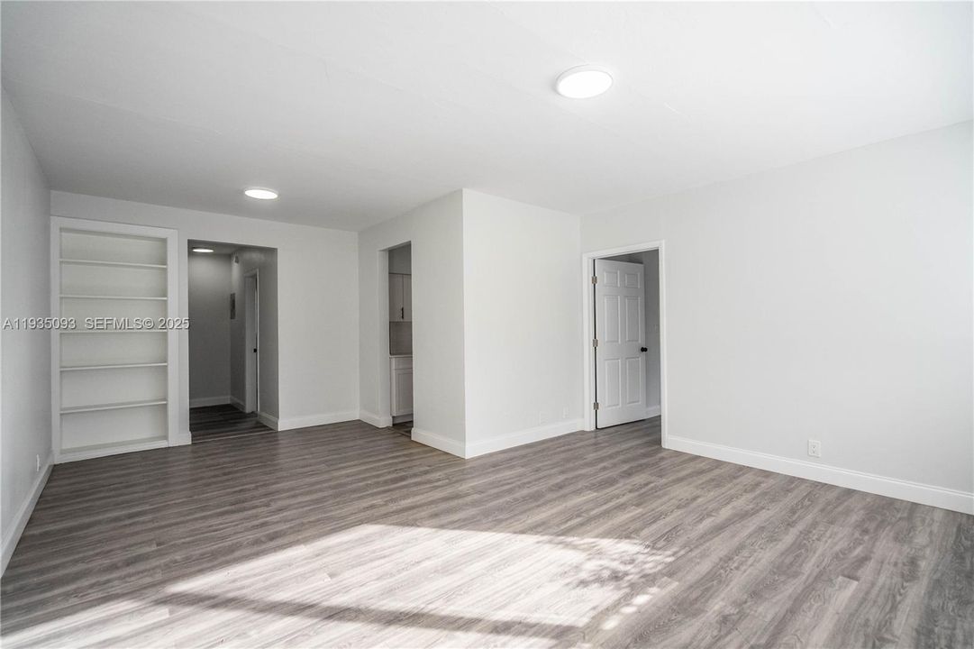 出租: $2,550 (3 贝兹, 1 浴室, 1125 平方英尺)