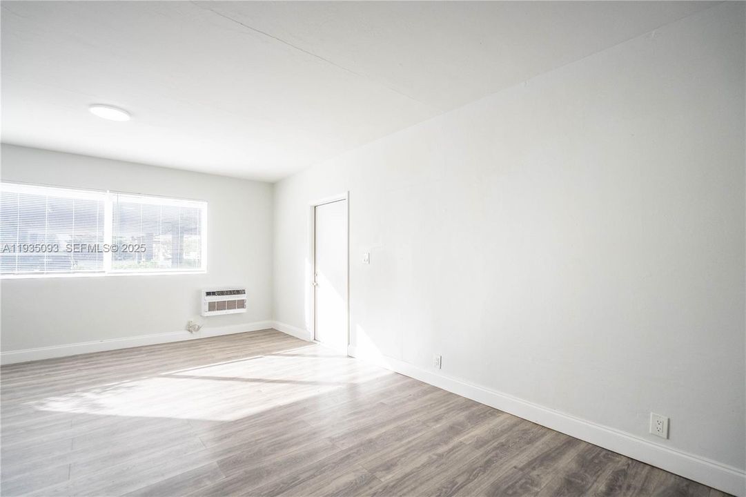 出租: $2,550 (3 贝兹, 1 浴室, 1125 平方英尺)