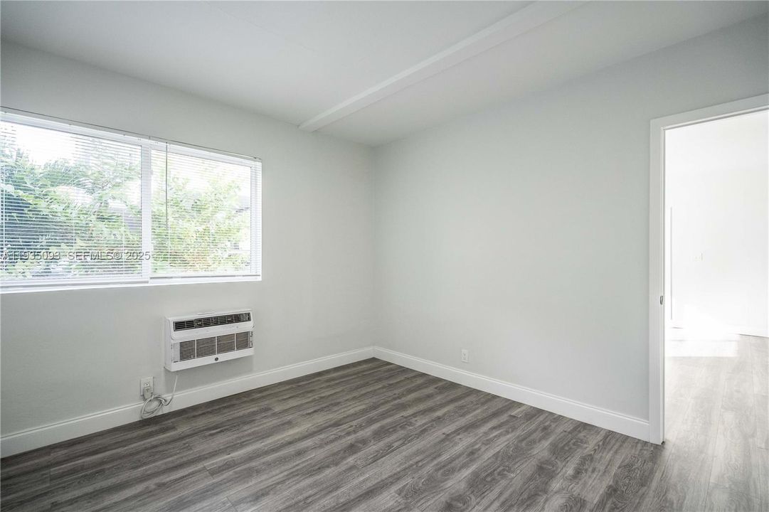 出租: $2,550 (3 贝兹, 1 浴室, 1125 平方英尺)