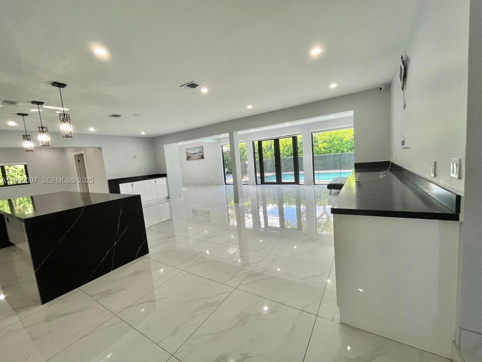 For Rent: $4,900 (4 beds, 2 baths, 2314 Square Feet)