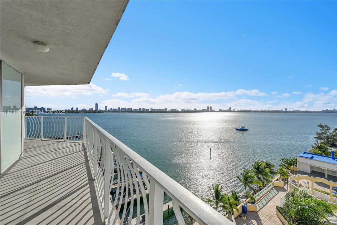 For Rent: $3,350 (2 beds, 2 baths, 1005 Square Feet)