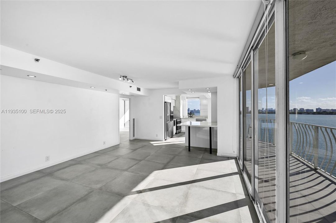 For Rent: $3,350 (2 beds, 2 baths, 1005 Square Feet)