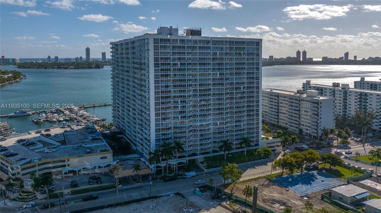 For Rent: $3,350 (2 beds, 2 baths, 1005 Square Feet)