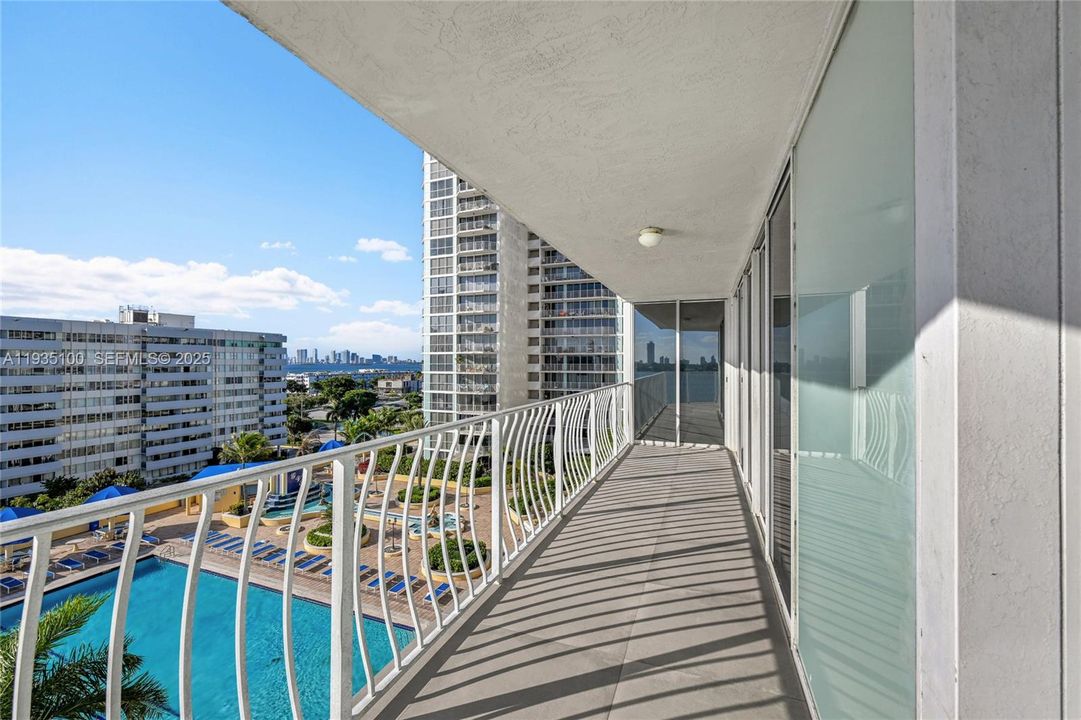 For Rent: $3,350 (2 beds, 2 baths, 1005 Square Feet)