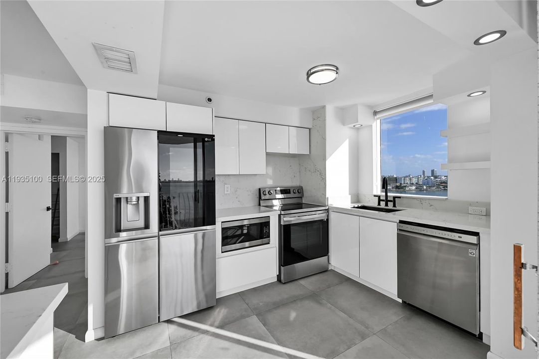 For Rent: $3,350 (2 beds, 2 baths, 1005 Square Feet)