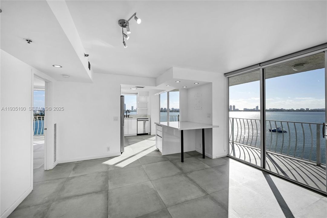 For Rent: $3,350 (2 beds, 2 baths, 1005 Square Feet)