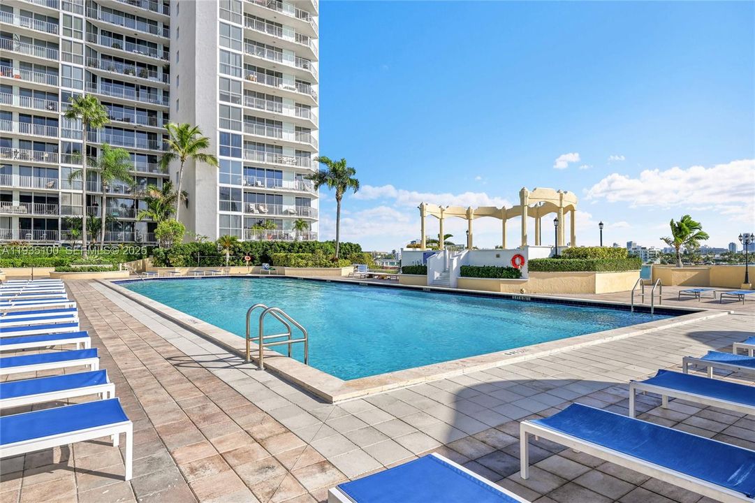 For Rent: $3,350 (2 beds, 2 baths, 1005 Square Feet)