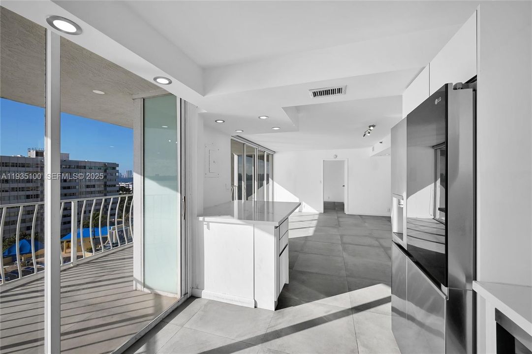 For Rent: $3,350 (2 beds, 2 baths, 1005 Square Feet)