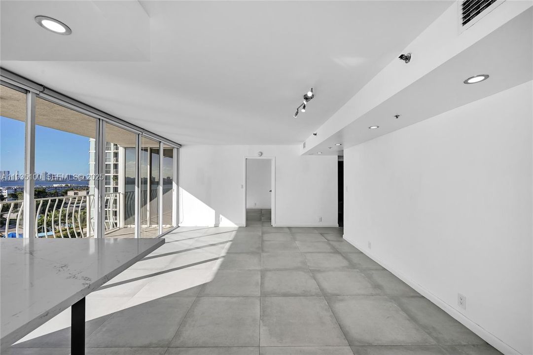 For Rent: $3,350 (2 beds, 2 baths, 1005 Square Feet)