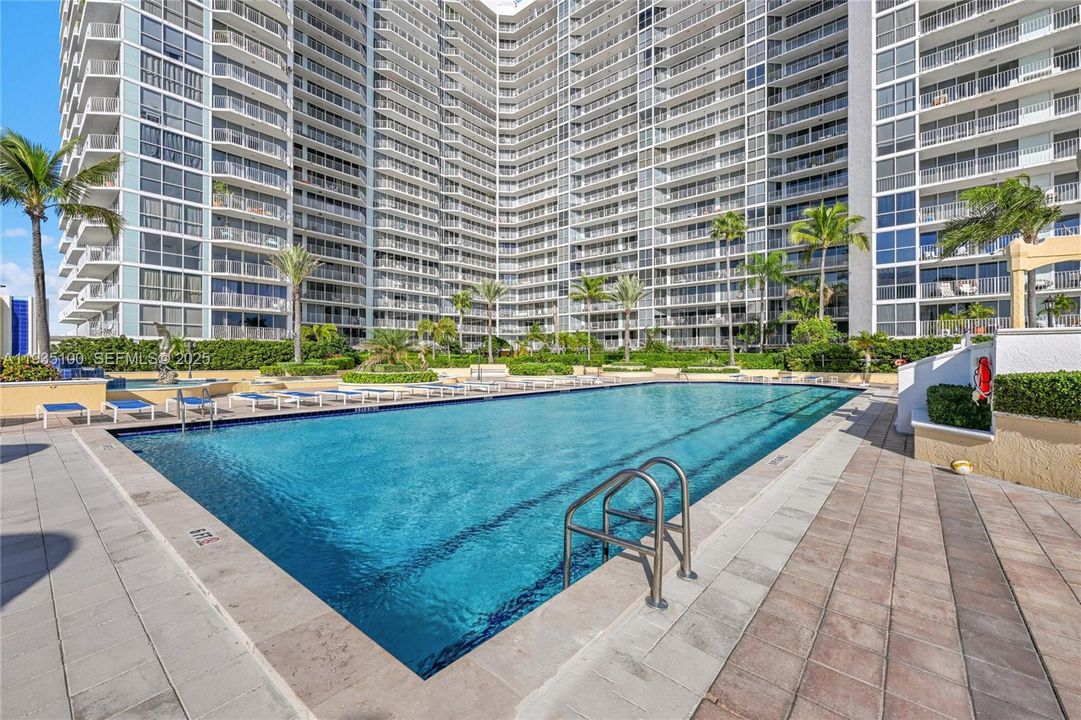 For Rent: $3,350 (2 beds, 2 baths, 1005 Square Feet)