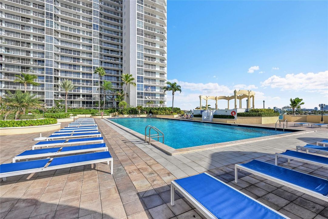 For Rent: $3,350 (2 beds, 2 baths, 1005 Square Feet)