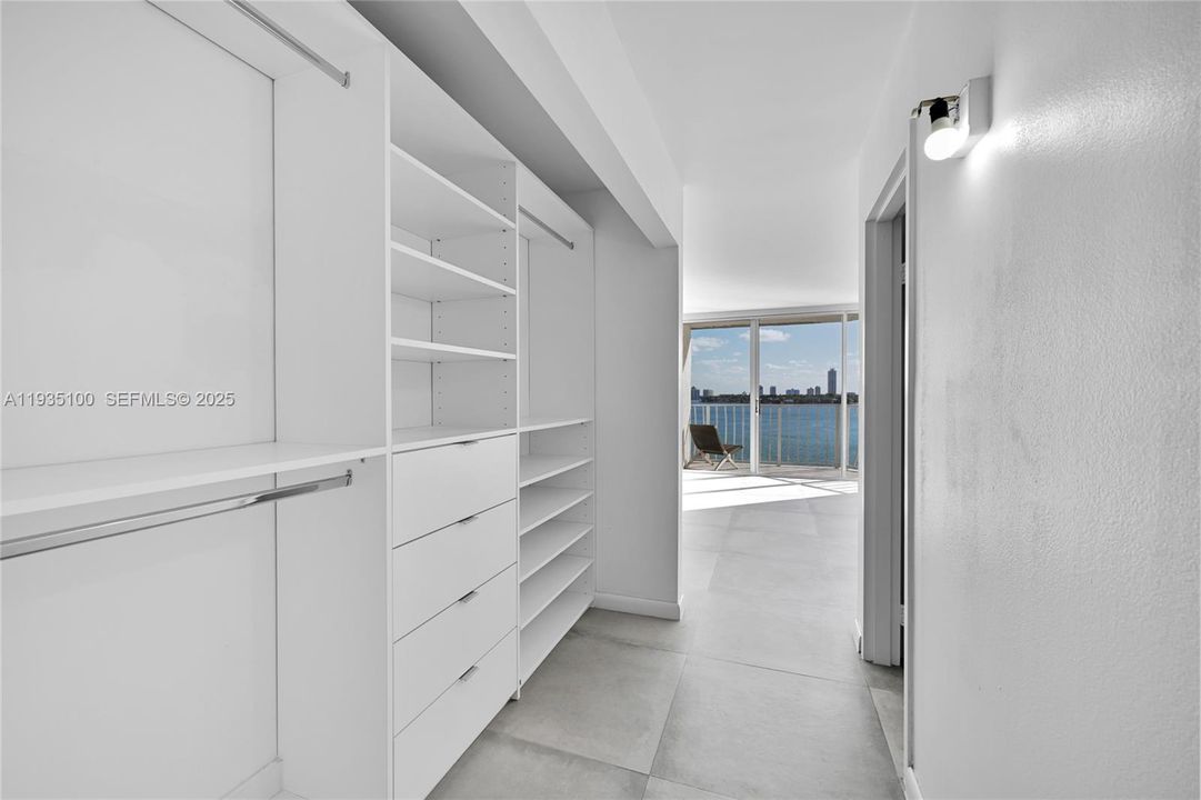 For Rent: $3,350 (2 beds, 2 baths, 1005 Square Feet)